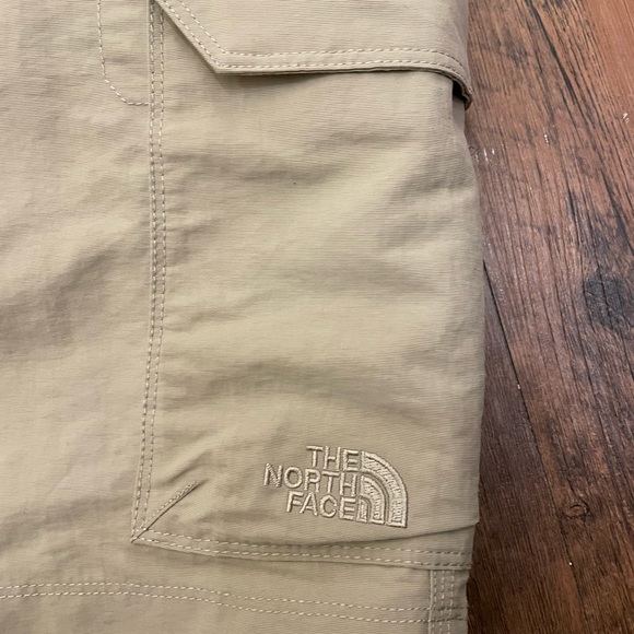 The North Face Cargo Shorts - Picture 4 of 8